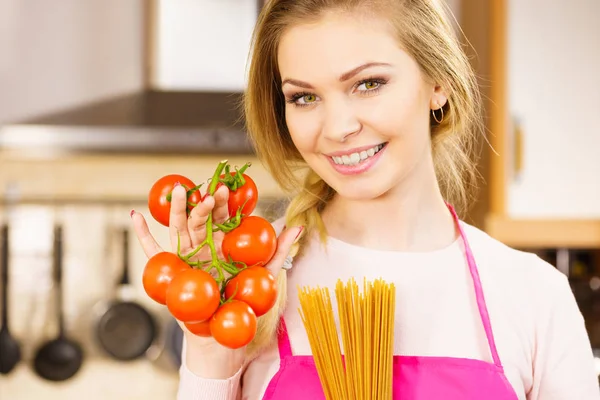 Mujer Sosteniendo Pasta Larga Macaron Tomates Frescos Orgánicos Deliciosos Punto — Foto de Stock