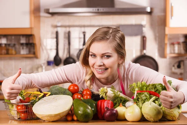 Lustige Lebenslustige Junge Frau Köchin Mit Vielen Gesunden Gemüsesorten Auf — Stockfoto