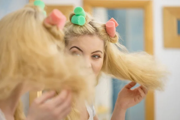 여자가 롤러를 사용하여 자신의 머리에 아름다운 스타일을 만드는 — 스톡 사진