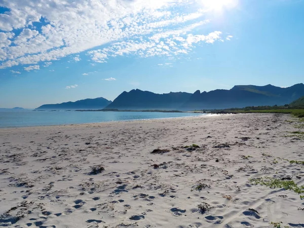 Malownicze Wybrzeże Morza Gimsoysy Piaszczysta Plaża Górami Horyzoncie Hrabstwo Nordland — Zdjęcie stockowe