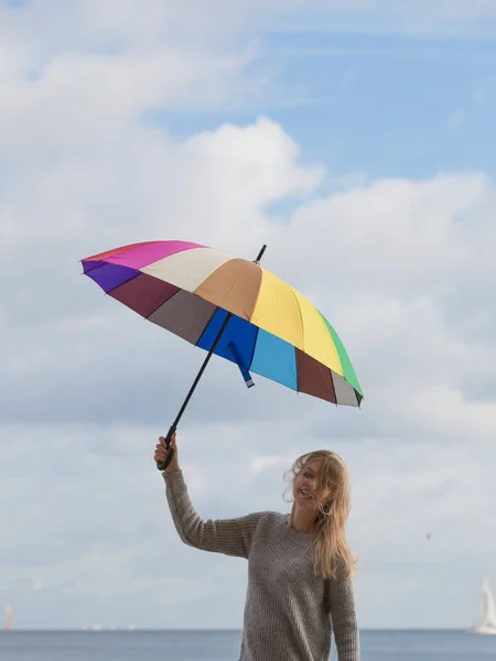 Felicidad Disfrutando Del Clima Otoñal Sintiendo Gran Concepto Mujer Sosteniendo — Foto de Stock