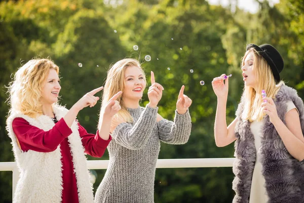 Vakantie Vreugde Vriendschap Concept Vrouwen Vrienden Hebben Plezier Blazen Zeepbellen — Stockfoto