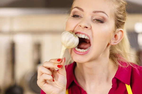 Сумасшедшая Молодая Женщина Веселится Поедая Овощи Чесноком Здоровое Питание Борьба — стоковое фото