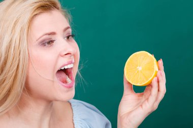 Sağlıklı beslenme, gıda vitamin tam yenileniyor. Açık ağız ekşi narenciye meyve limon tutan kadınla