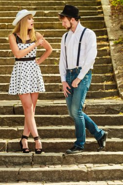 İlişki ve kavram - romantik oynak çift retro tarzı şehir merdivenlerde flört flört yaz tatilleri seviyorum