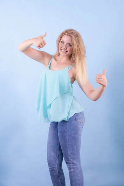 Glücklich Positive Junge Schöne Frau Mit Guter Laune Trägt Blaues — Stockfoto