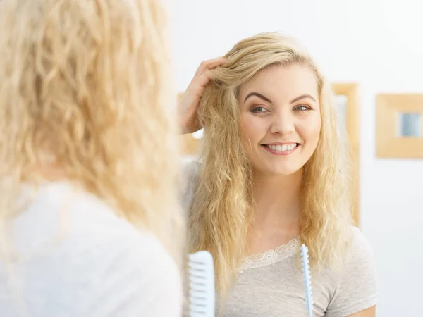 Mujer Feliz Con Pelo Mojado Rubio Mujer Limpia Positiva Después —  Fotos de Stock