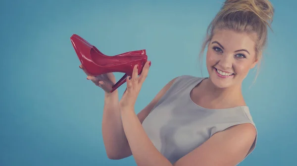 Stylistin Teenager Alter Präsentiert Ihre Eleganten Schuhe Wunderschöne Rote Sinnliche — Stockfoto