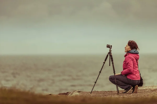 Kvinnan Fotograf Att Foto Med Kameran Norges Sydligaste Punkten Lindesnes — Stockfoto