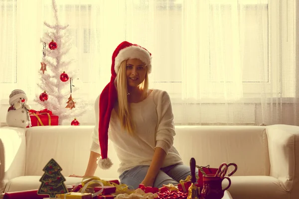 Ontspanning Tijdens Kerstmis Concept Blonde Jonge Vrouw Kerstmuts Zittend Bank — Stockfoto