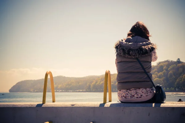 Mulher Pensamento Solitário Sentado Cais Molhe Contemplando Ter Algo Mente — Fotografia de Stock