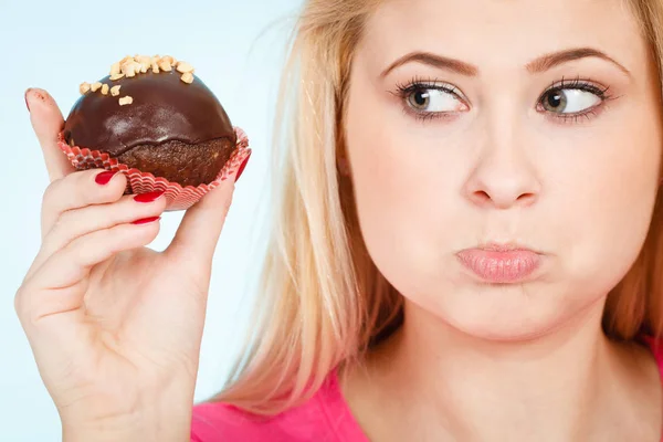 Дієта Солодощі Концепція Їжі Жінка Тримає Смачний Шоколадний Кекс Арахісовою — стокове фото