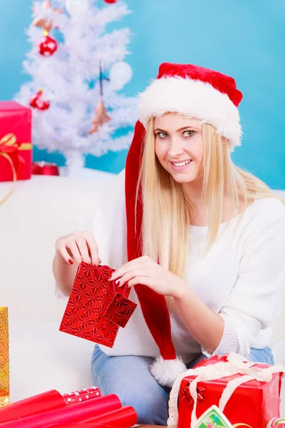 Концепция Рождества Счастливая Блондинка Шляпе Санта Клауса Готовит Подарки Рождество — стоковое фото