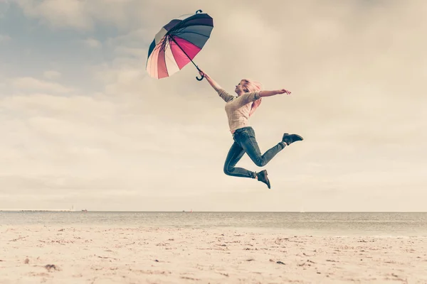 Glück Wetter Genießen Tolles Konzept Frau Springt Mit Buntem Regenschirm — Stockfoto