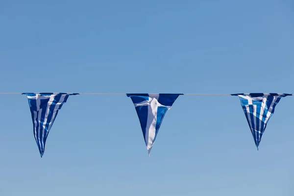 Liten Triangel Formade Små Flaggor Landet Grekland Mot Blå Himmel — Stockfoto