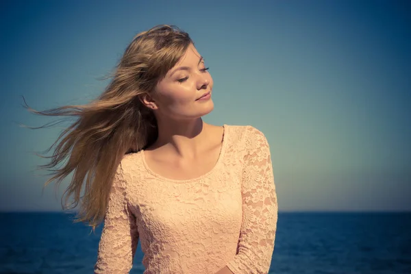 夏と自由の概念 素敵な金髪女の子晴れた風の強い日を楽しむ海辺で屋外でリラックス — ストック写真