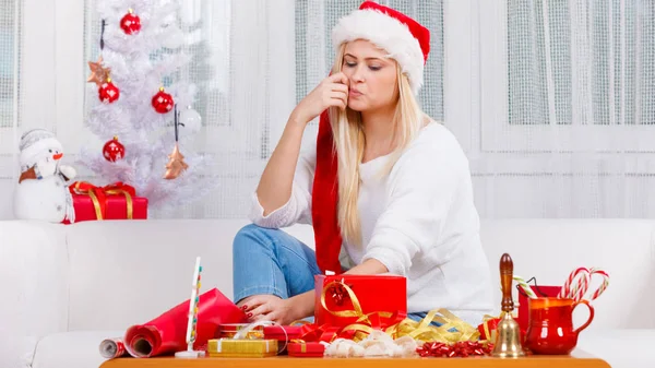 Presentes Férias Conceito Sazonal Mulher Santa Chapéu Sentado Sofá Preparando — Fotografia de Stock