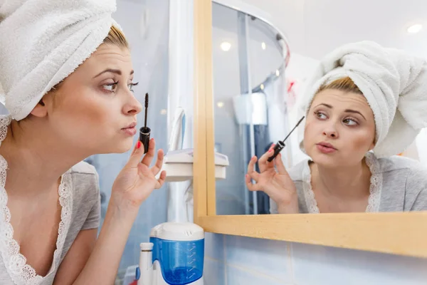 Visage Maquillar Concepto Mujer Baño Con Toalla Cabeza Aplicando Rímel — Foto de Stock