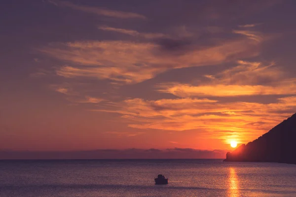 Malerischer Sonnenaufgang Oder Sonnenuntergang Über Der Meeresoberfläche Boot Ankert Der — Stockfoto