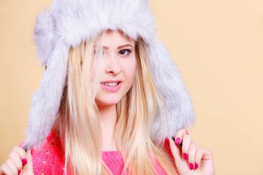Aksesuar ve soğuk günlerde, moda kavramı için giyim. Rus tarzı kış sıcak tüylü şapkalı sarışın kadın.