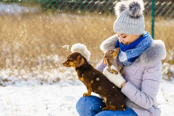 Mujer Joven Divirtiéndose Durante Invierno Hembra Jugando Con Sus Dos —  Fotos de Stock