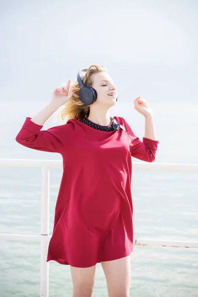 Felice Donna Gioiosa Ascoltando Musica Pur Essendo All Aperto Adolescente — Foto Stock