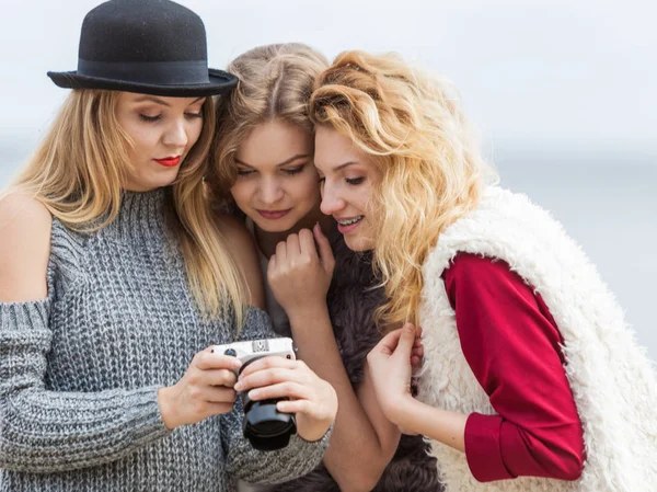 Fotógrafo Feminino Mostrando Modelos Moda Resultados Sessão Fotos Nos Bastidores — Fotografia de Stock