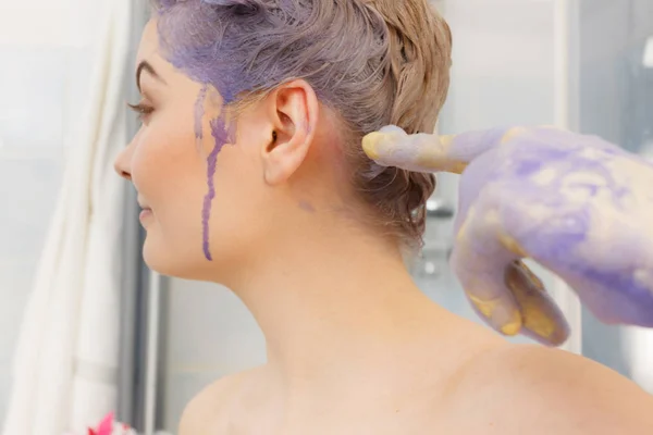 Mujer Aplicando Champú Para Colorear Cabello Mujer Que Tiene Producto —  Fotos de Stock