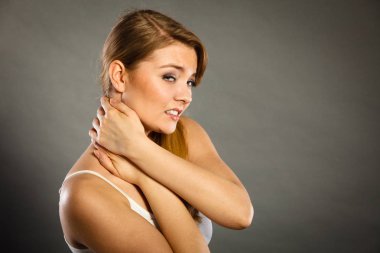 Yorgunluktan sırtım ve omurga hastalığım var. Kadının çok kötü ağrısı var. Kadın ellerini boynuna koyup acıdan kıvranıyor.