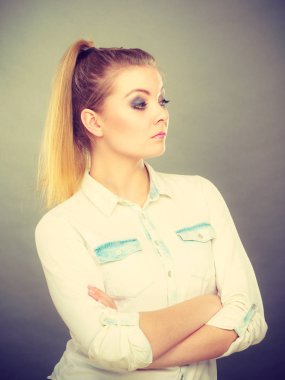 Olumsuz duygu, duygular tutum. Kızgın huysuz genç kadın çok memnun ayakta ciddi bir yüz ifadesi karanlık katlanmış, silah ile seyir