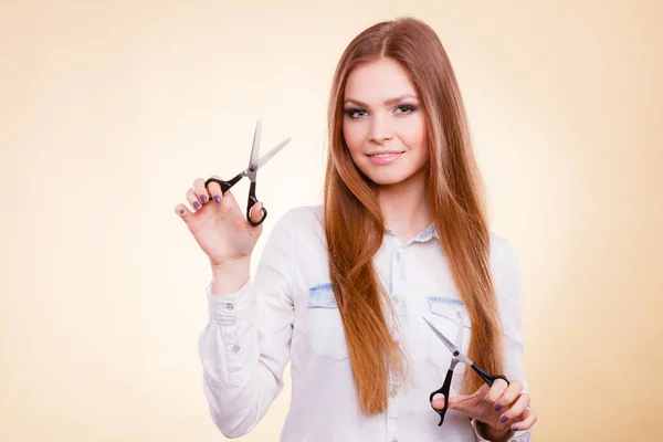 Schönheitsgefahr Haarschnitt Frisurenpflege Konzept Eine Lächelnde Dame Zeigt Werkzeuge Junge — Stockfoto