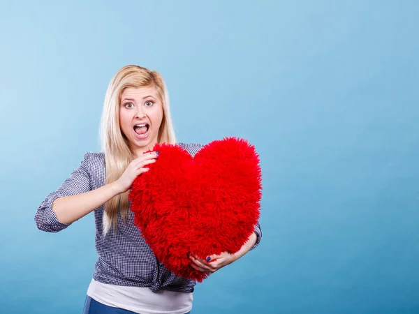 Aşk Romantizm Sevgililer Günü Hediye Fikri Mutlu Kadın Büyük Kırmızı — Stok fotoğraf