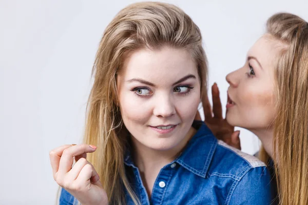 Dos Mujeres Hablando Chismes Contando Cuentos Chicas Hablando Divirtiéndose Vistiendo —  Fotos de Stock