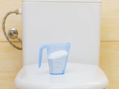 Çamaşır makinesi deterjan toz containter ayakta banyoda tuvalet üzerinde. Housecare nesneleri.