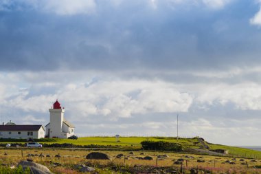 Kıyı manzarası. Norveç 'in güneyindeki Obrestad deniz feneri, Norveç turizm ilçe yolu 44 Jaeren.