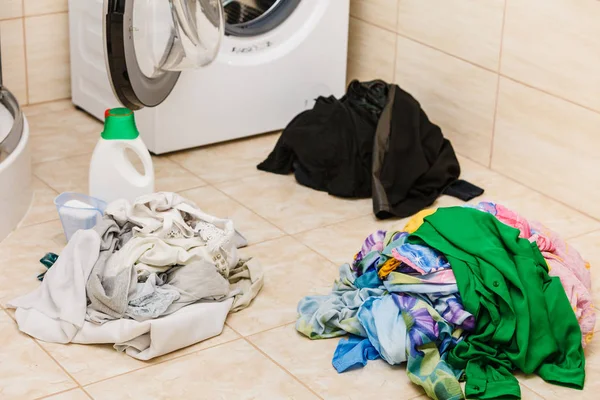 Waspoeder Wasmiddel Maatbeker Naast Machine Badkamer Huishoudelijke Taken Kleding Wassen — Stockfoto