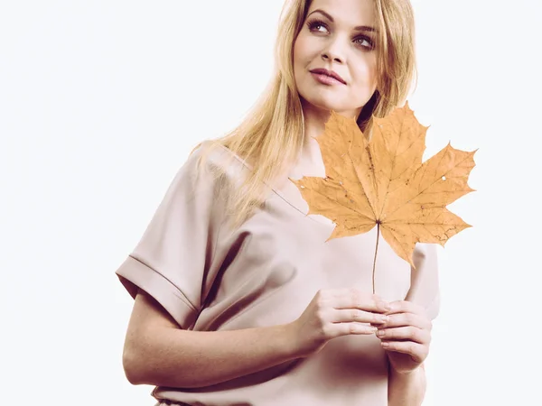 Модные Осенние Длинные Волосы Блондинки Держащей Руке Осенний Сухой Коричневый — стоковое фото