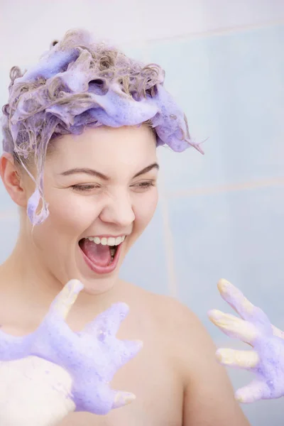 Женщина Намазывает Шампунь Волосы Женщины Фиолетовый Стиральный Продукт Тонирование Блондинка — стоковое фото