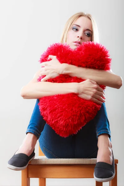 Gebroken Hart Liefde Concept Trieste Ongelukkige Vrouw Zit Stoel Knuffelen — Stockfoto