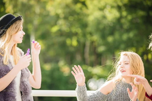 Semester Glädje Vänskap Koncept Kvinnor Vänner Att Kul Blåser Såpbubblor — Stockfoto