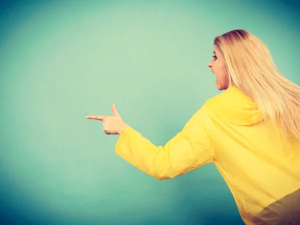 Mujer Rubia Vistiendo Impermeable Amarillo Sosteniendo Paraguas Transparente Comprobando Clima — Foto de Stock