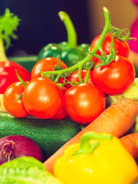 Mutfak masasında bir sürü sağlıklı renkli sebze var. Diyet, vejetaryen yerel taze yiyecek, doğal vitamin kaynağı.