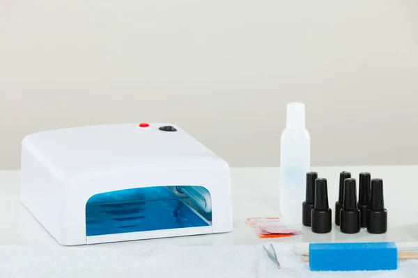 专业与 灯设置在美容师沙龙凝胶混合修指甲 美容健康水疗治疗对象概念 — 图库照片
