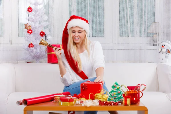 Tatil Hediyeleri Mevsimlik Konsept Noel Baba Şapkalı Kadın Kanepeye Oturmuş — Stok fotoğraf