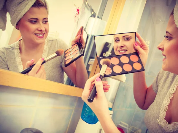 Konturování Obličeje Kit Obličej Make Upu Koncept Žena Koupelně Vyrovnávací — Stock fotografie