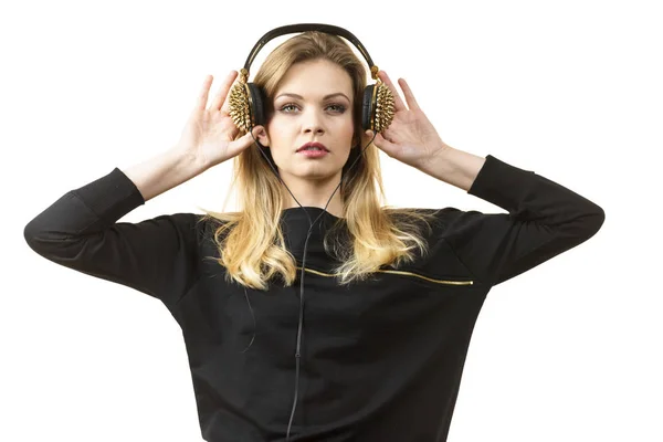 Adolescente Giovane Donna Grunge Indossa Nero Ascoltare Musica Cuffie Con — Foto Stock