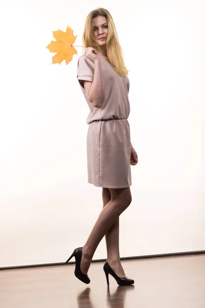 Modisches Herbstliches Blondes Mädchen Mit Langen Haaren Und Beigem Kleid — Stockfoto