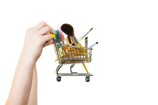 Mujer Sosteniendo Carrito Lleno Accesorios Belleza Como Varios Cepillos Maquillaje —  Fotos de Stock