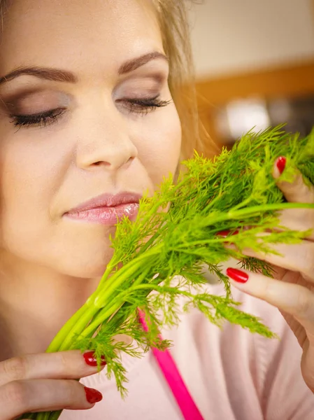 Młoda Kobieta Trzymając Zioła Ładna Kobieta Herb Dill Pachnące Zapach — Zdjęcie stockowe