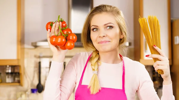 Woman Holding Long Pasta Macaron Fresh Organic Delicious Tomatoes Cook — Stock Photo, Image